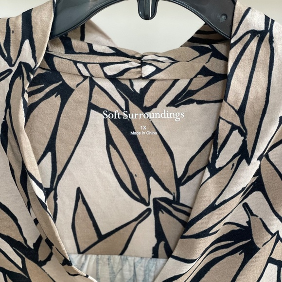 NWT- Soft Surroundings V-Neck Luau Printed Tee - Size 1X - Picture 4 of 7